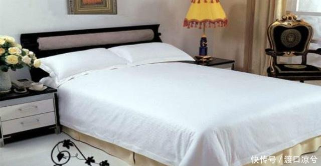 外出入住酒店时，要是在床上看见这种东西，最好和前台要求退房