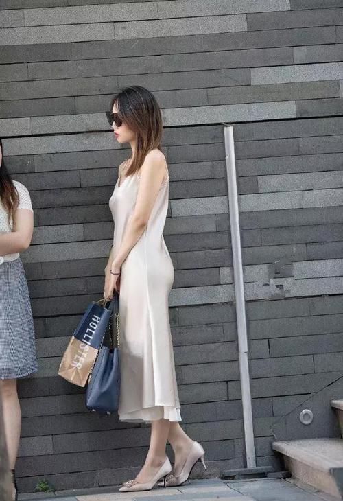  【短款】街拍：小姐姐短款的牛仔外套搭配短款的牛仔裤，休闲中带着时尚