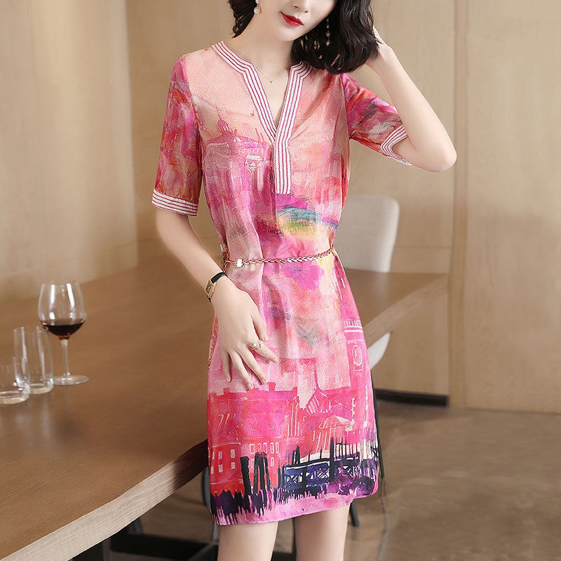 老婆可不是一般会打扮，这高级“欧货裙”穿上身，美得路人都羡慕