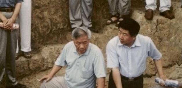 【挖出】古墓挖出一把纯金宝剑, 重6公斤, 专家却看上旁边的废铁