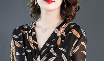 有一种秋裙叫:“轻薄裙”，优雅高贵贼时髦，胖人上身瘦到没朋友