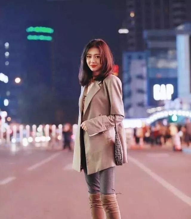 美女|街拍:气质魅力美女,身穿蓝色牛仔裤,完美地演绎出美丽的腿线