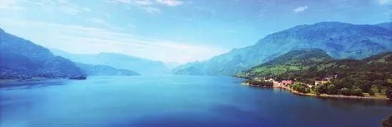 这个湖与邛海、泸沽湖齐名,是四川第三大天然高原湖泊