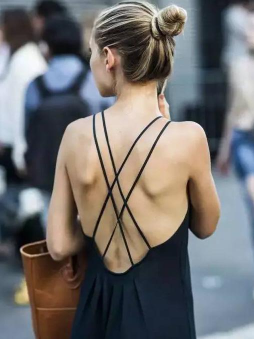 她们不是没穿内衣，而是会穿内衣！