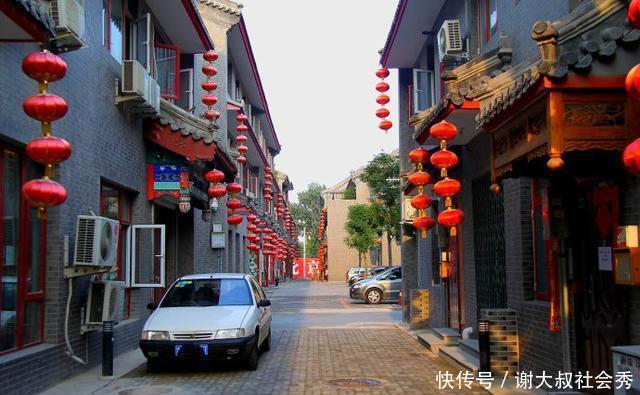 法国游客到中国旅游,看到北京一景区点生气:你们管这叫农村?