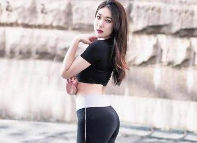 街拍美女：小姐姐打底裤真迷人！突出下身完美身姿，大方又简约！