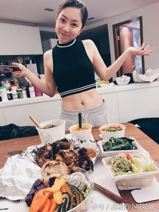 女星穿“露脐装”，热巴性感，赵丽颖腰比头细，奚梦瑶也太拼了