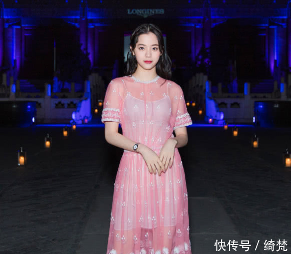 欧阳娜娜真是深藏不露啊,大长腿完全不输关晓