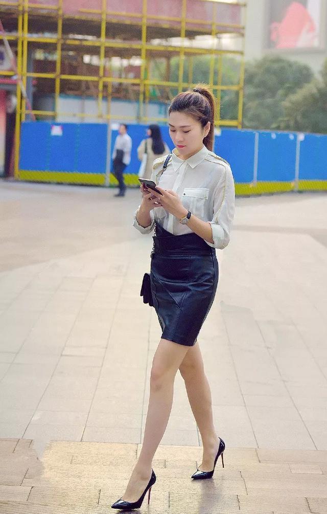 【特别】街拍:身材高挑的小姐姐,一头柔顺的长发,显得特别的有魅力