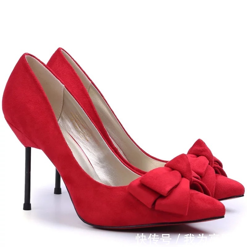 纤细的筷子跟与蝴蝶结结合的高跟鞋