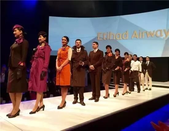 空姐制服的百年演变史，让你明白制服诱惑的真正原因