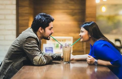 印度一对情侣来到中国旅游,向游客询问:你们这里没有厕所吗?