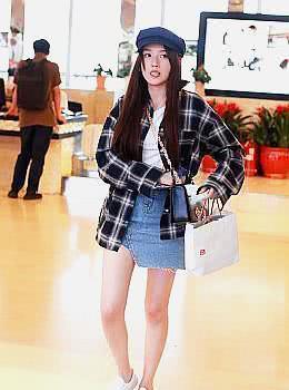 宋祖儿少女感爆棚，机场牛仔短裙狂秀大长腿，网友：看完不淡定了