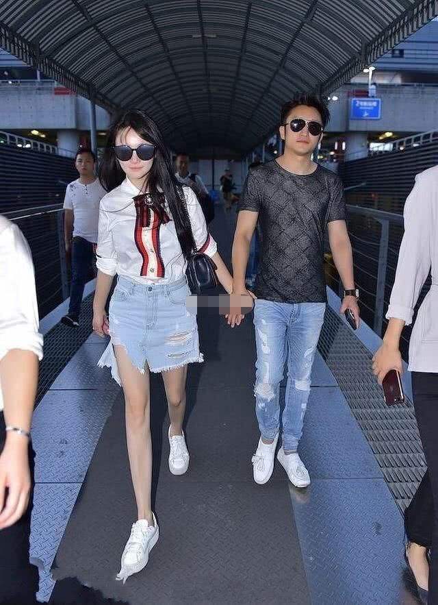 冉莹颖穿牛仔裙现身，紧到走路都不方便了，网友：看着都难受！