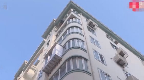  『刘女士家』自家卧室被砸大洞, 邻居带10多人找上门: 你家阁楼有一半是我的!
