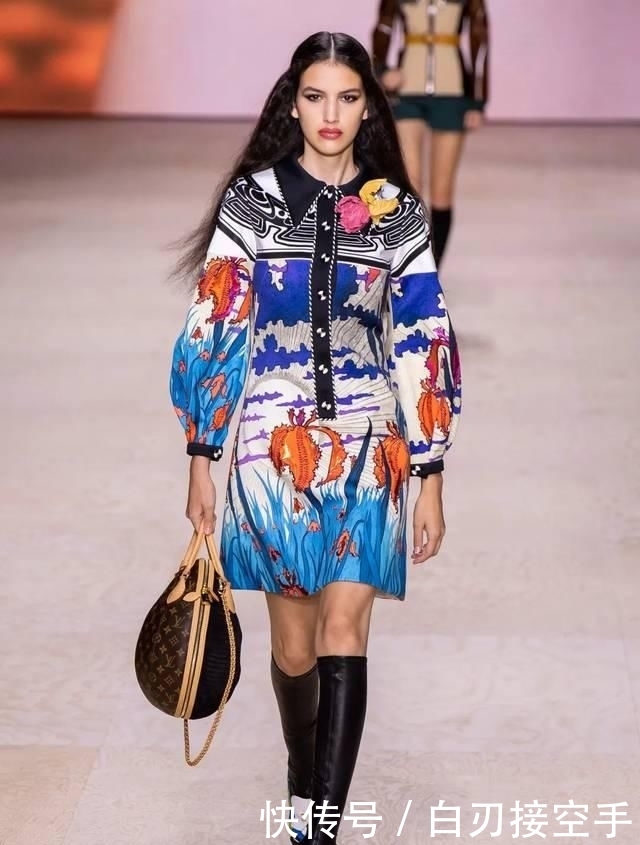 『花朵』2020开春 流行穿“开满花”的裙子,谁穿谁美!