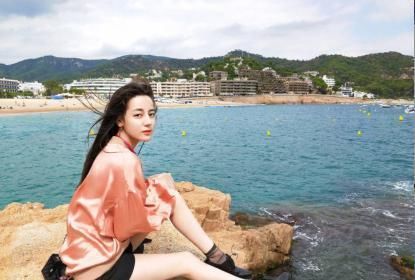 迪丽热巴衣服搭配错误，腰部细了，“蝴蝶臀”不见了!