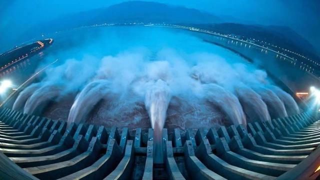 砸300亿造超级巨无霸！1295吨重如泰山，200辆火车撞不动