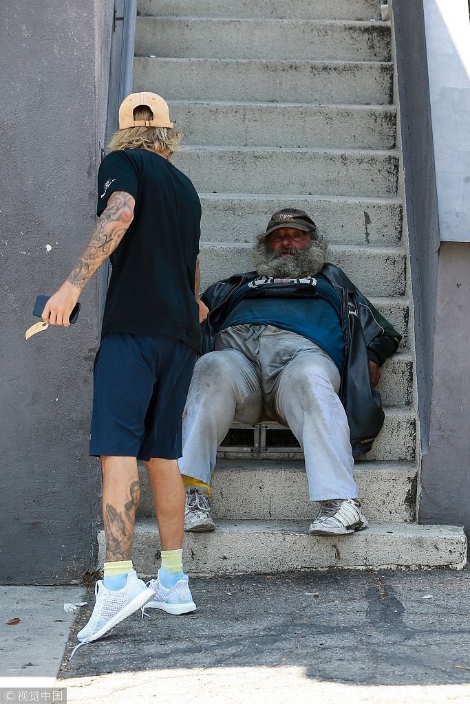 日行一善！比伯遇流浪汉贴心捐钱  满脸爆痘头发凌乱显颓废