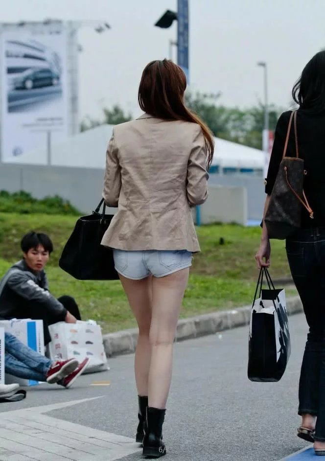 时尚性感女白领，职业装穿出明星范儿，热裤配小皮鞋也是十分诱人