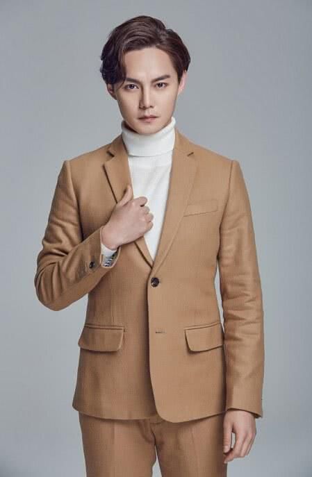 尹正时尚搭配，百变造型，时尚潮流，帅气十足，型男气质十分突出