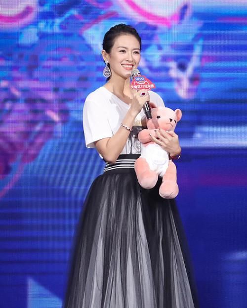  『女人』长得越精致的女人，越喜欢“扎头发”，脸上露出这3个地方很迷人