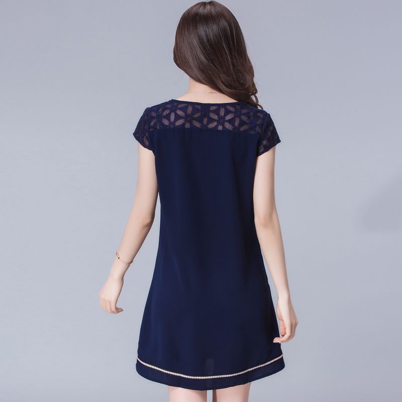 女人胆子越来越大了，短裙不穿安全裤，却从不怕走光!美丽又性感