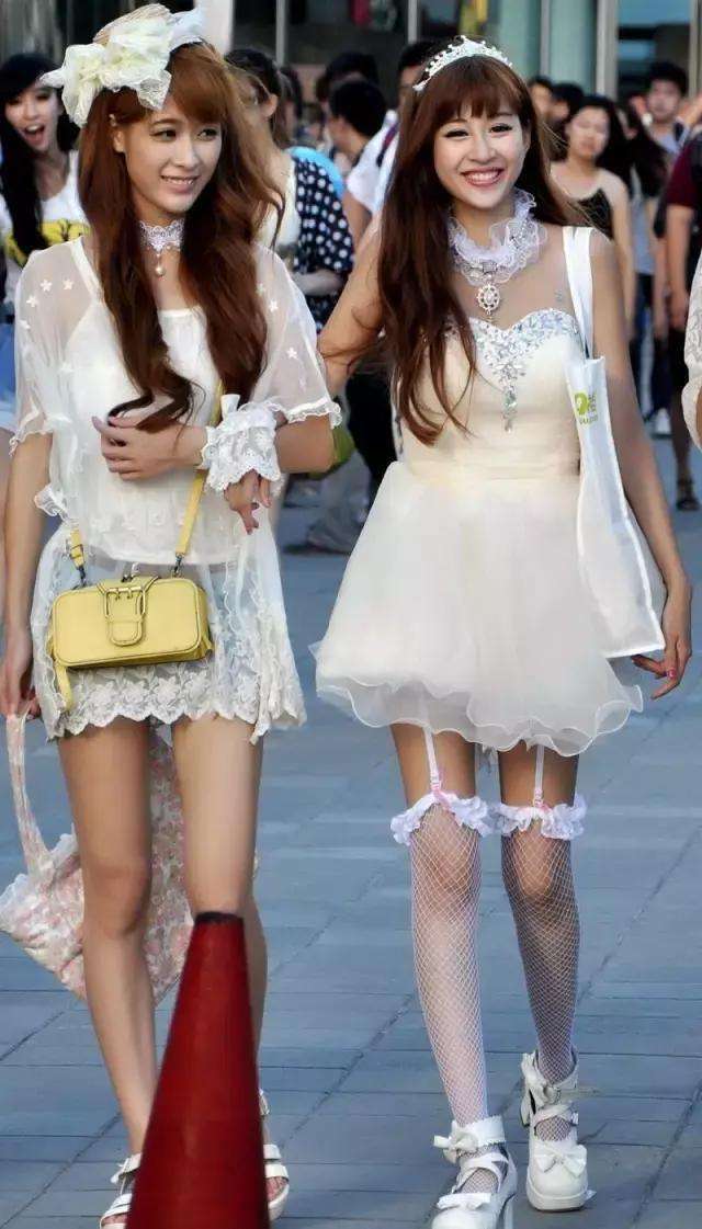 街拍：妙龄女郎穿学生服，大长腿穿起来亭亭玉立，含苞欲放!