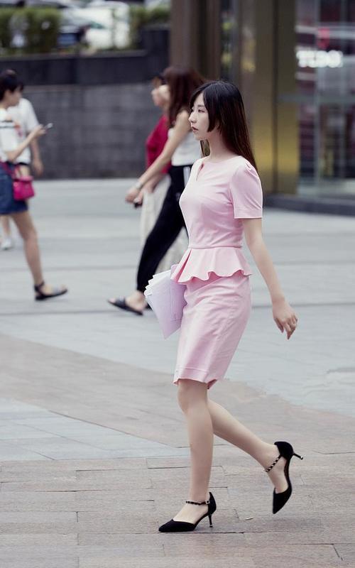 路人街拍，小姐姐穿上白色连衣裙之后，看上去十分的青春动人