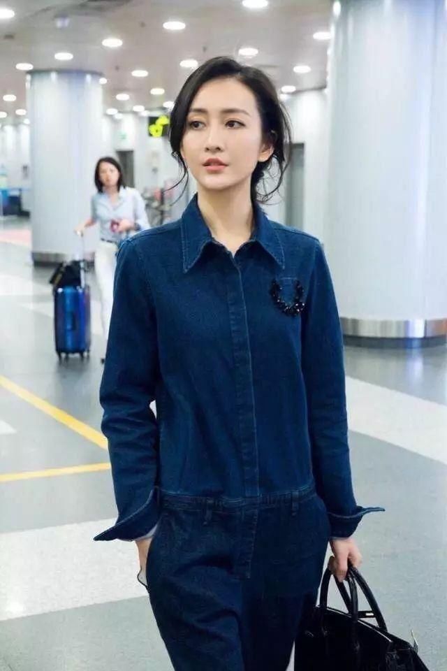 王鸥牛仔连体裤清爽亮相，网友:这样穿上厕所就有点意思了!