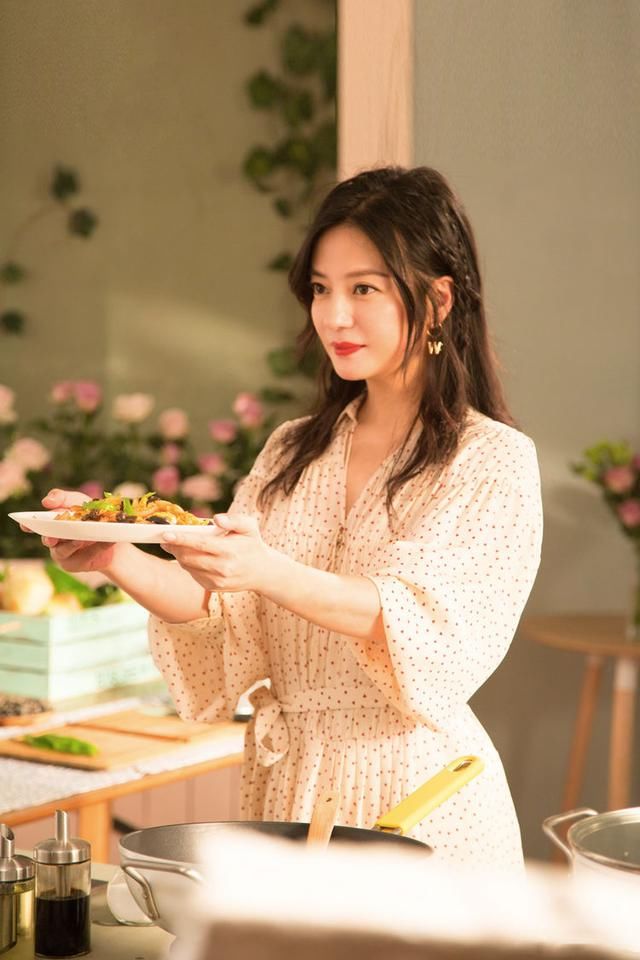 42岁赵薇娇嫩欲滴，波点裙美回24岁，网友：风采不减当年