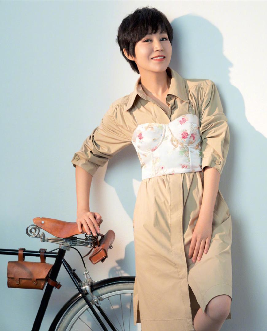 鲍蕾母女大片出炉，贝儿大长腿比短裙还抢镜，网友：陆毅养得好！