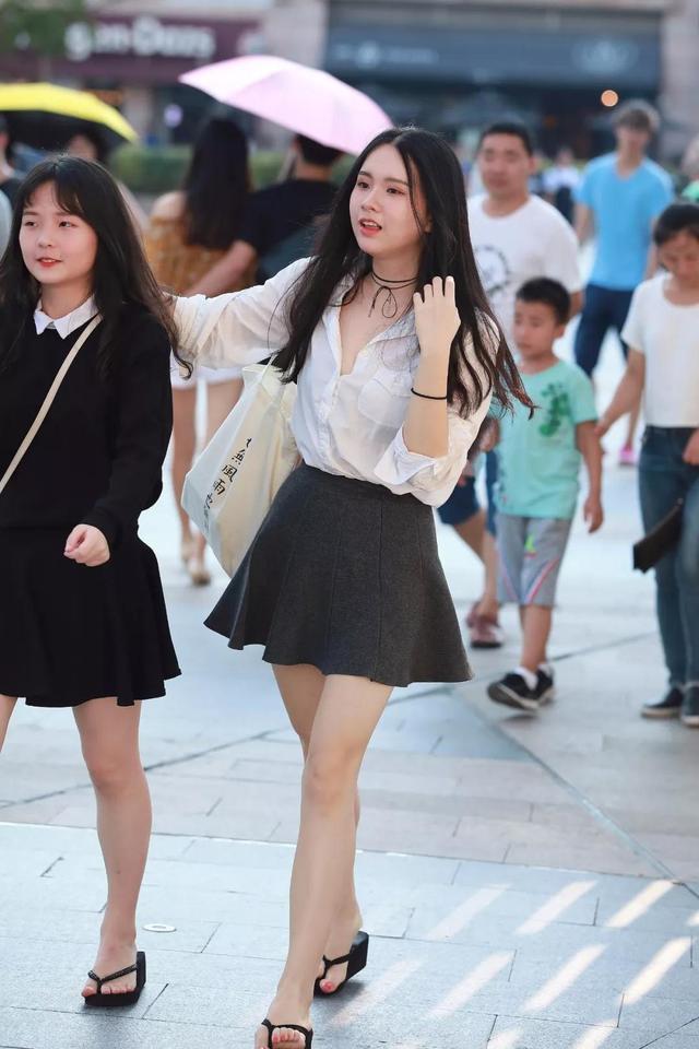 小姐姐性感的包裙，身材超级火辣！