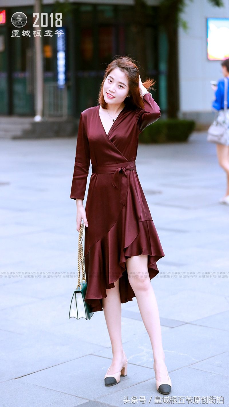 街拍:这样穿凸显身材和大长腿的同时，让你夏季也能够清爽出行