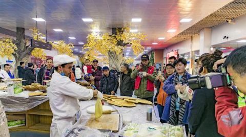 每天6000人打卡的网红地，“天下第一馕”名不虚传，就在乌鲁木齐