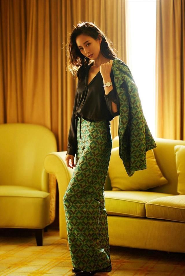 张钧宁一反常态走性感风，深V蕾丝裙配上自带的高贵气质十分抢眼