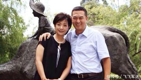 张嘉译也是一个非常顾家的好男人,他与同为演员的妻子王海燕结婚多年