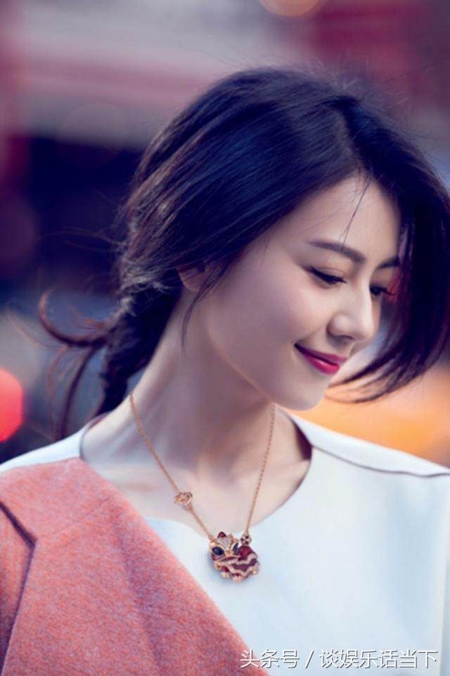 她身为街拍女王，永远得体的出现在镜头中，优雅高贵，清新脱俗