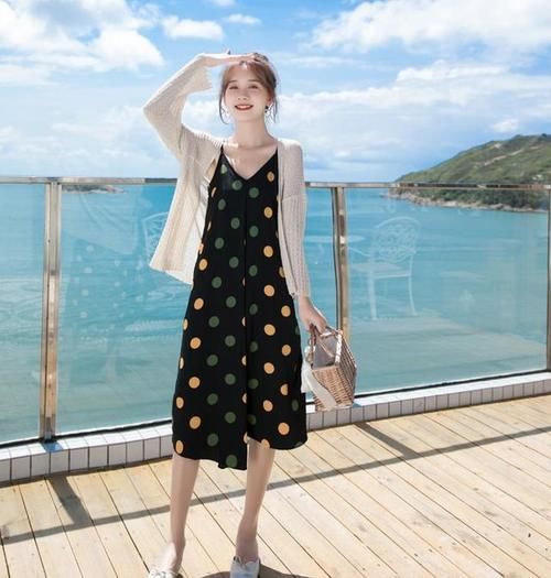 『春天』春天穿“波点吊带裙+防晒衫”,这样搭年轻十岁不止,真的美翻了