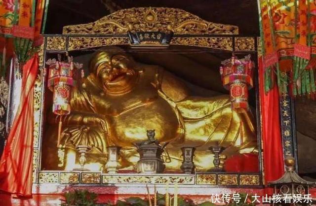 广东有个寺庙很奇怪，“压”在一块巨石下400年，传说很灵验