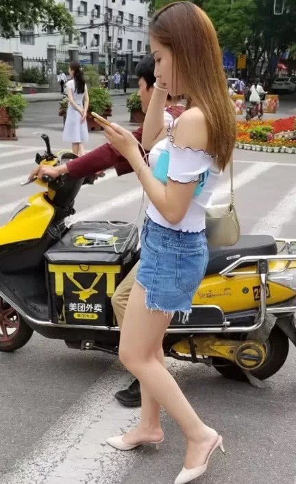 过个马路都有人护送，小姐姐的这双腿可真是迷住了外卖小哥啊