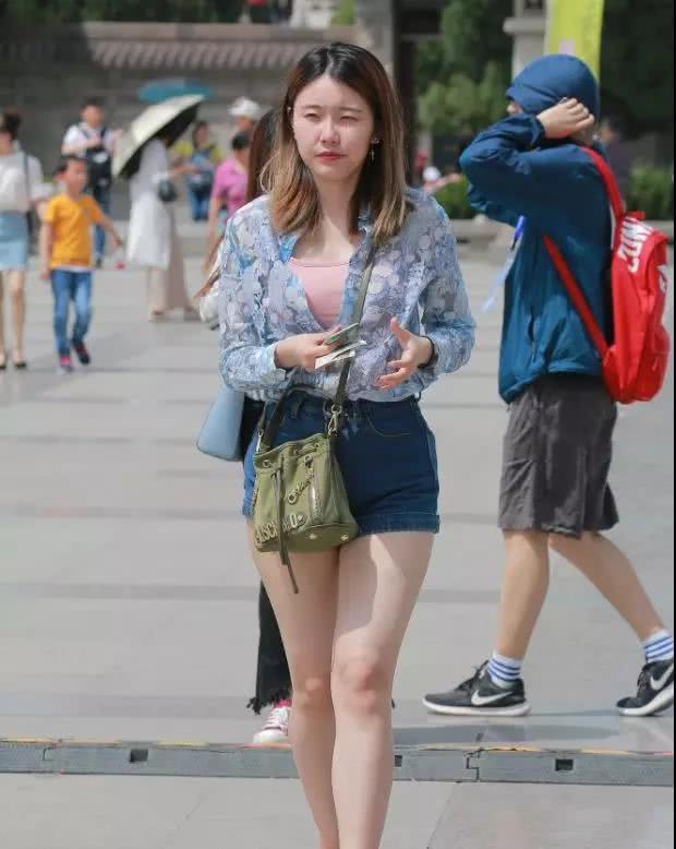 个子不高的美女穿个热裤刚刚好，衣服配搭只要看了舒服就行