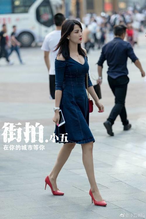 路人街拍：好清纯的长发小姐姐，吊带紧身裙秀出完美身材