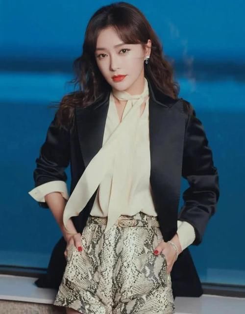  #少女#收起你的普通衬衫吧！今年流行这4款衬衫，穿上它你就是人群焦点