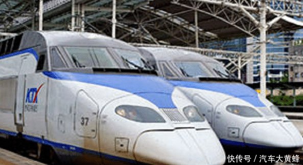 “砰! ”韩国高铁才发车5分钟, 就翻倒在了鹅卵石上!