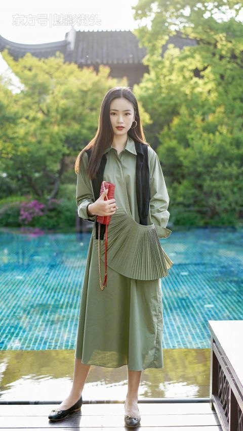 美女|盛夏是穿裙子的季节,这些美女选择绿色连衣裙,清新养眼又时尚