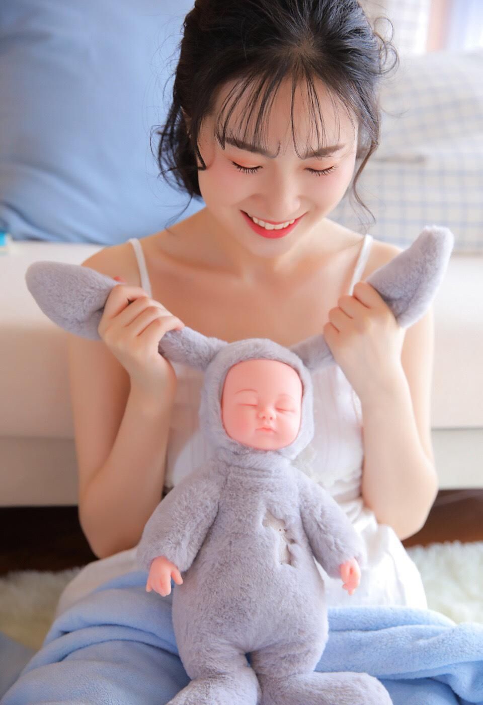 吊带美女尤物小露香肩诱惑美女图片