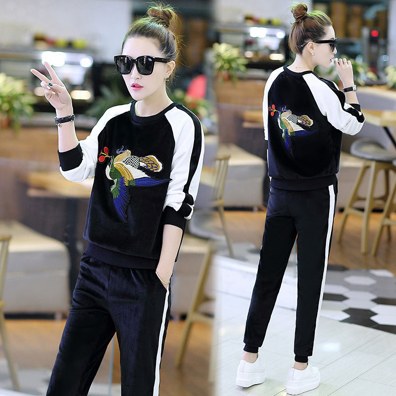 难怪老婆都不穿裙子了，原来今年这样的运动套装，比裙子还洋气