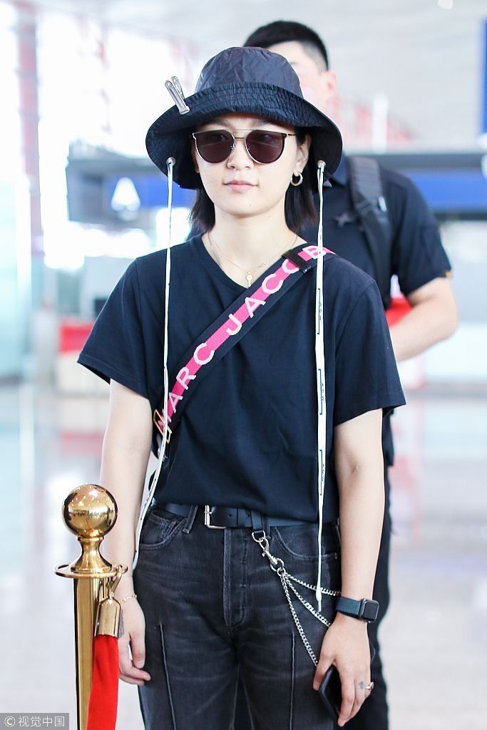 周笔畅全黑look遮不住平胸“小短腿”  戴吊带帽扮酷吐舌卖萌秒破