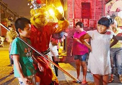 景区“孙悟空”强行合影收费,日赚千元,游客:不给尴尬!